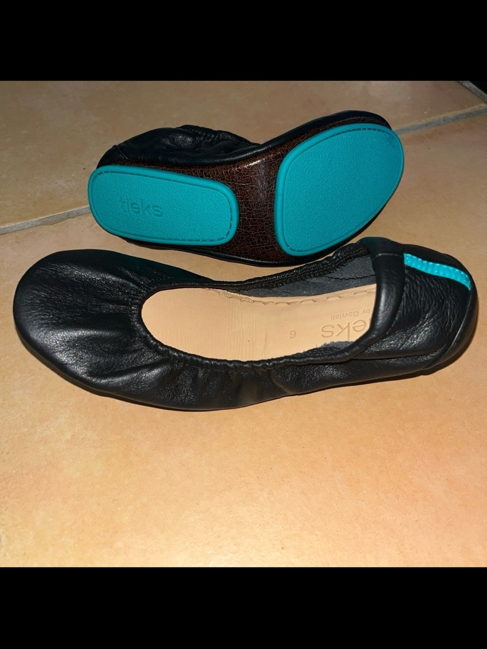 Tieks Matte Black Leather Ballet Flat with Teal Sole Accent size 6